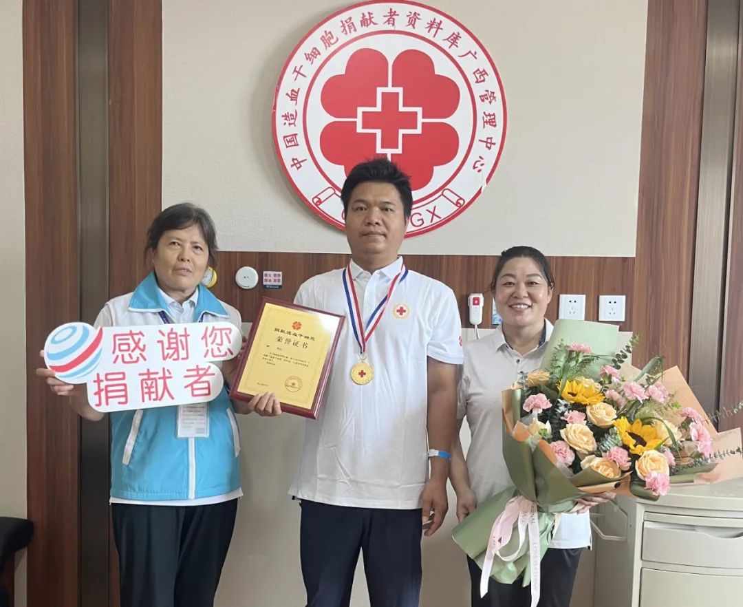 百色市工作人员慰问胡先生.jpg